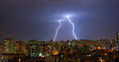 Gece manzarası ve yıldırım çarpması
