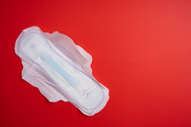 Kırmızı arka plandaki kadınlar için adet pedi