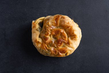 Lezzetli geleneksel ıspanaklı pasta.