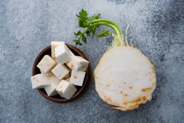 Taze kereviz kökü ve kereviz yaprakları.