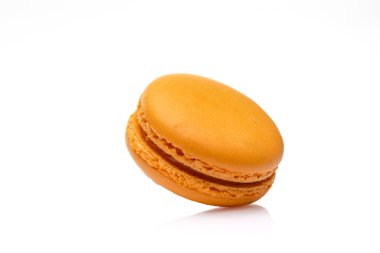 Beyaz arka planda tatlı ve renkli badem kurabiyeleri