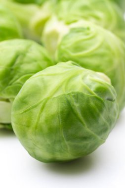 Brüksel lahanaları beyaz arkaplandadır