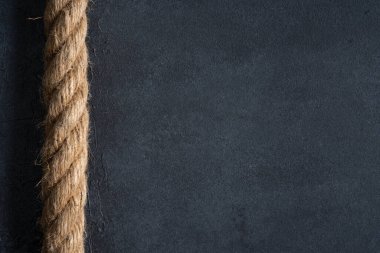 Siyah arkaplanda kalın ip