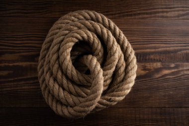 Ahşap arka planda kalın ip