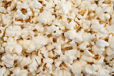 Cam kasede tuzlanmış patlamış mısır