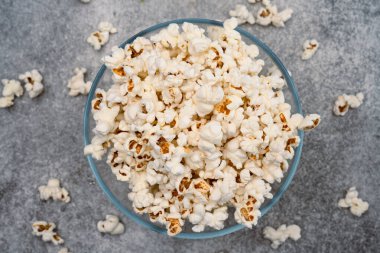 Cam kasede tuzlanmış patlamış mısır