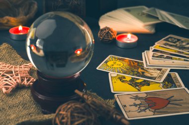 Tarot okuma ile gelecek okuma