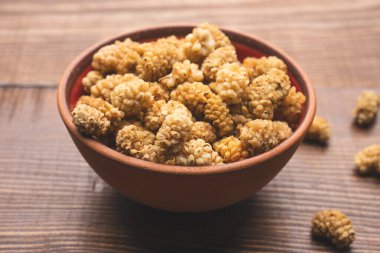 Ahşap arka planda kurumuş beyaz dut.