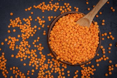 siyah arka plan üzerine pişmemiş mercimek