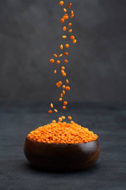 siyah arka plan üzerine pişmemiş mercimek