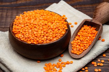 Ahşap arka planda pişmemiş mercimek