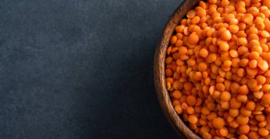 siyah arka plan üzerine pişmemiş mercimek