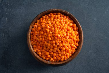 siyah arka plan üzerine pişmemiş mercimek