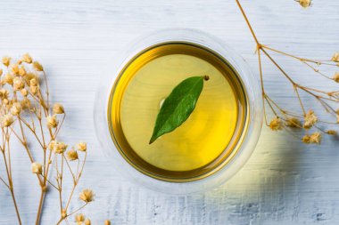 Beyaz taştan arka planda bir bardak çay ya da bitki çayı.