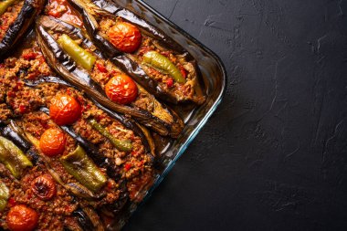 Geleneksel Türk mutfağı. Karniyarik kıymalı Türk yemeği patlıcan