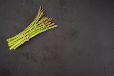 Siyah arka planda taze yeşil kuşkonmaz