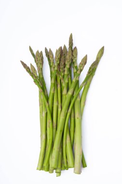 Beyaz arka planda taze yeşil kuşkonmaz