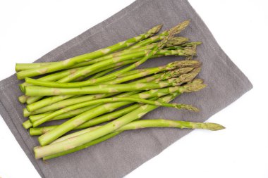 Beyaz arka planda taze yeşil kuşkonmaz