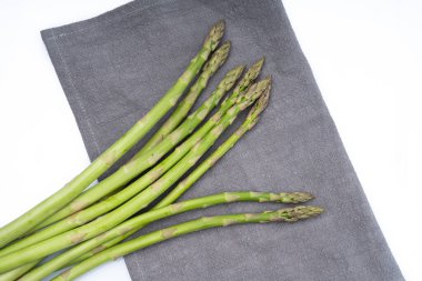 Beyaz arka planda taze yeşil kuşkonmaz