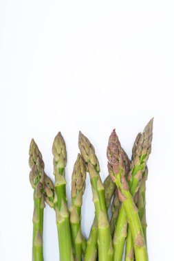 Beyaz arka planda taze yeşil kuşkonmaz