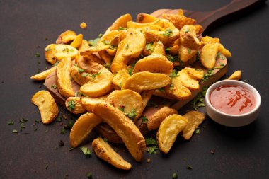 Siyah arka planda lezzetli patates dilimleri