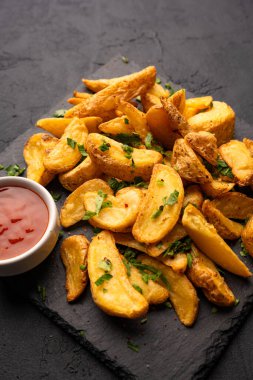 Siyah arka planda lezzetli patates dilimleri