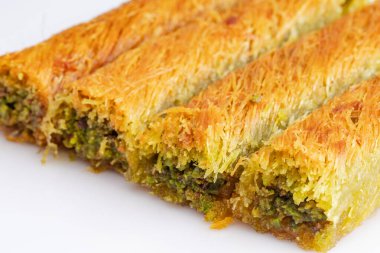 Lezzetli Türk fıstıklı kadayif tatlısı. Burma kadayf