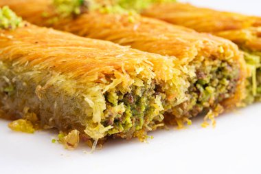 Lezzetli Türk fıstıklı kadayif tatlısı. Burma kadayf