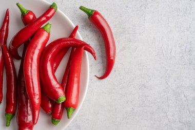 Beyaz kaliteli arka planda kırmızı ve acı biber