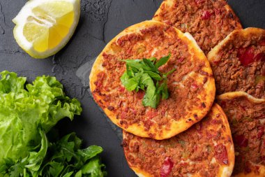 Küçük lahana, lezzetli Türk yemeği. 