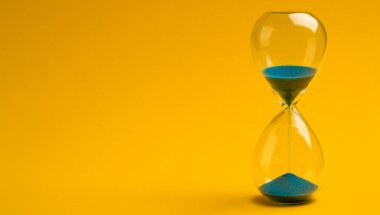 Zamanı ölçmek için mavi retro saat