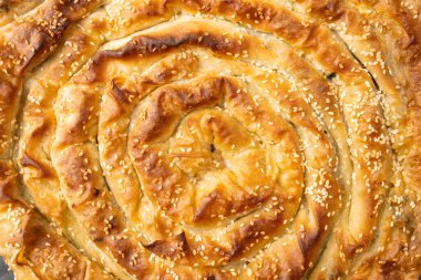 Lezzetli ıspanak, kıyma ya da cam kasede pişirilmiş peynirli börek.