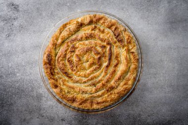 Lezzetli ıspanak, kıyma ya da cam kasede pişirilmiş peynirli börek.