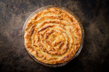 Lezzetli ıspanak, kıyma ya da cam kasede pişirilmiş peynirli börek.