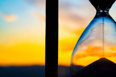 Kum saati ve şehir gün batımında