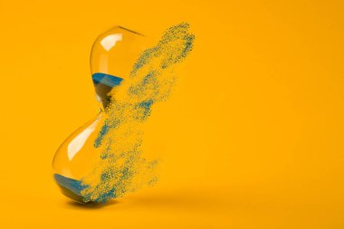 Mavi kum saati eritiliyor. Zaman eritiliyor