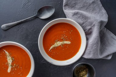 Çedar peynirli lezzetli domates çorbası