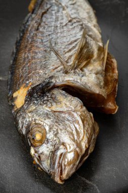 Fırın tepsisinde pişmiş balık