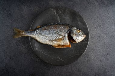 Fırın tepsisinde pişmiş balık