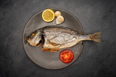 Fırın tepsisinde pişmiş balık