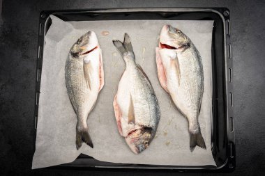 Fırında pişmemiş balık.