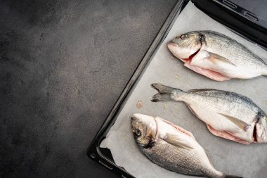 Fırında pişmemiş balık.