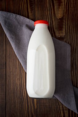 Ahşap arka planda günlük taze inek sütü