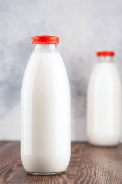 Klasik beyaz arka planda günlük taze inek sütü