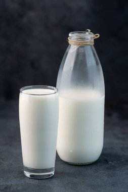 Siyah arka planda günlük taze inek sütü