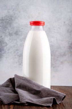 Klasik beyaz arka planda günlük taze inek sütü