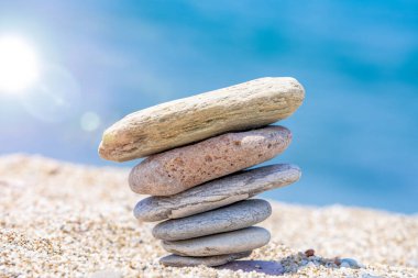 Taşlar sahilde dengelenir, zen konsepti