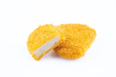 Siyah arka planda lezzetli tavuk nuggetları. Pişmiş mi çiğ tavuk nugget mı?