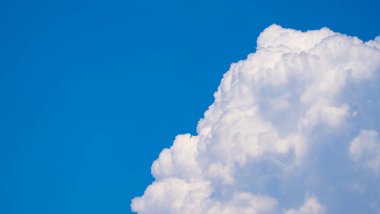 Gökyüzünde yükselen yağmur bulutları