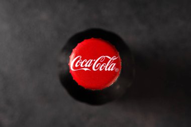 Soğuk bir Coca Cola, pepsi şişesi ya da üzerinde su damlacıkları olan metal bir kutu. Siyah arkaplan üzerine Coca Cola